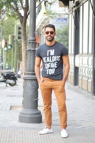 Wie beige Chinohose mit weißer Segeltuch niedriger Sneakers zu kombinieren – 576+ Herren Outfits
