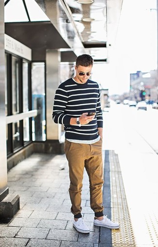 Wie beige Chinohose mit weißer Segeltuch niedriger Sneakers zu kombinieren – 576+ Herren Outfits