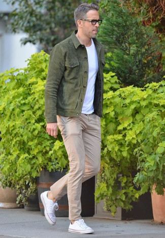 30 Jährige: Wie beige Chinohose mit weißer Segeltuch niedriger Sneakers zu kombinieren – 339 Herren Outfits