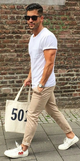 30 Jährige: Wie beige Chinohose mit weißer Segeltuch niedriger Sneakers zu kombinieren – 339 Herren Outfits