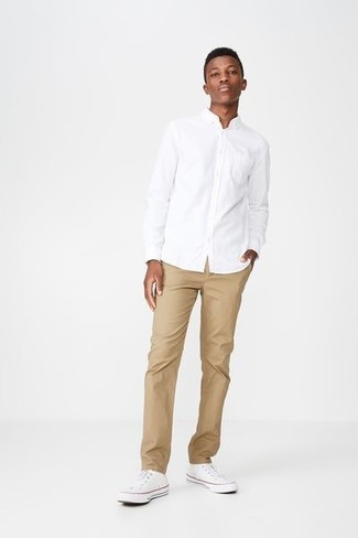 Wie beige Chinohose mit weißer Segeltuch niedriger Sneakers zu kombinieren – 576+ Herren Outfits