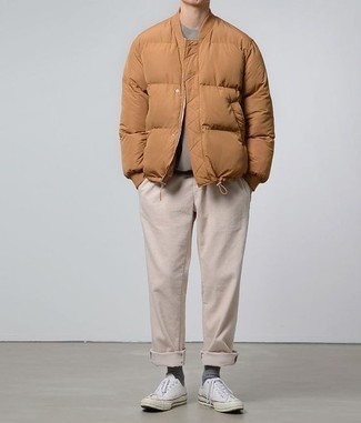 Wie beige Chinohose mit weißer Segeltuch niedriger Sneakers zu kombinieren – 576+ Herren Outfits