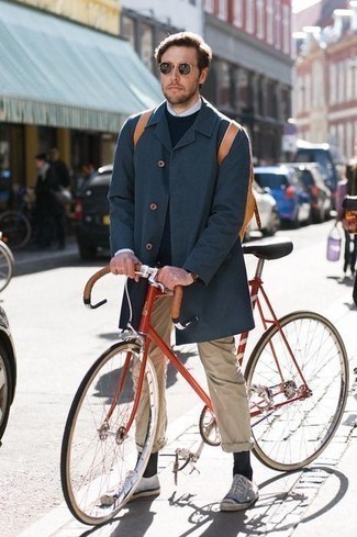30 Jährige: Wie beige Chinohose mit weißer Segeltuch niedriger Sneakers zu kombinieren – 29 Herbst Herren Outfits