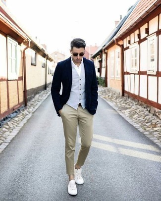 30 Jährige: Wie beige Chinohose mit weißer Segeltuch niedriger Sneakers zu kombinieren – 339 Herren Outfits