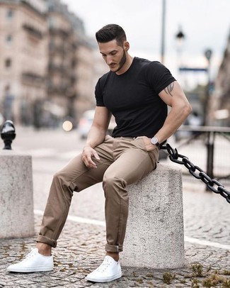 Wie beige Chinohose mit weißer Segeltuch niedriger Sneakers zu kombinieren – 576+ Herren Outfits