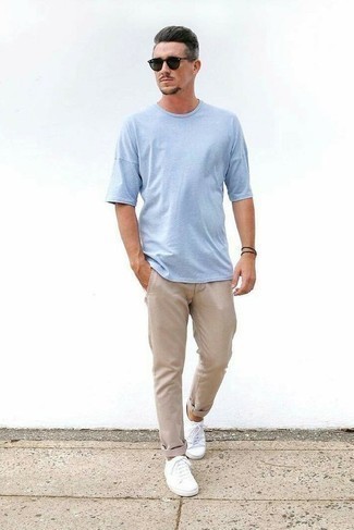 Wie beige Chinohose mit weißer Segeltuch niedriger Sneakers zu kombinieren – 576+ Herren Outfits