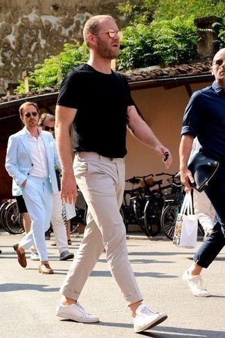 30 Jährige: Wie beige Chinohose mit weißer Segeltuch niedriger Sneakers zu kombinieren – 339 Herren Outfits