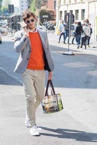 30 Jährige: Wie beige Chinohose mit weißer Segeltuch niedriger Sneakers zu kombinieren – 29 Herbst Herren Outfits