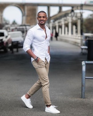 Wie beige Chinohose mit weißer Segeltuch niedriger Sneakers zu kombinieren – 576+ Herren Outfits