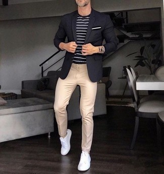 30 Jährige: Wie beige Chinohose mit weißer Segeltuch niedriger Sneakers zu kombinieren – 339 Herren Outfits