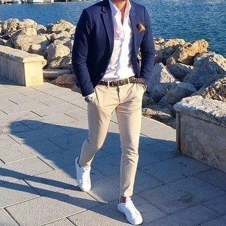 30 Jährige: Wie beige Chinohose mit weißer Segeltuch niedriger Sneakers zu kombinieren – 339 Herren Outfits