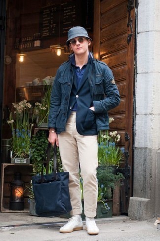 30 Jährige: Wie beige Chinohose mit weißer Segeltuch niedriger Sneakers zu kombinieren – 29 Herbst Herren Outfits