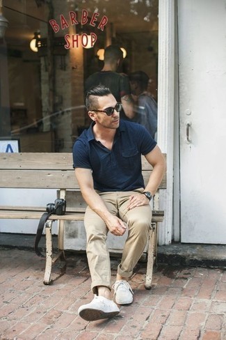 Wie beige Chinohose mit weißer Segeltuch niedriger Sneakers zu kombinieren – 576+ Herren Outfits
