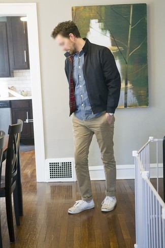 30 Jährige: Wie beige Chinohose mit weißer Segeltuch niedriger Sneakers zu kombinieren – 339 Herren Outfits