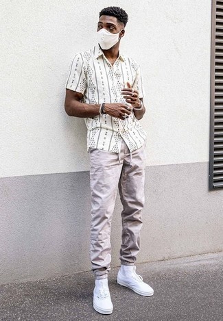 Wie beige Chinohose mit weißer Segeltuch niedriger Sneakers zu kombinieren – 576+ Herren Outfits