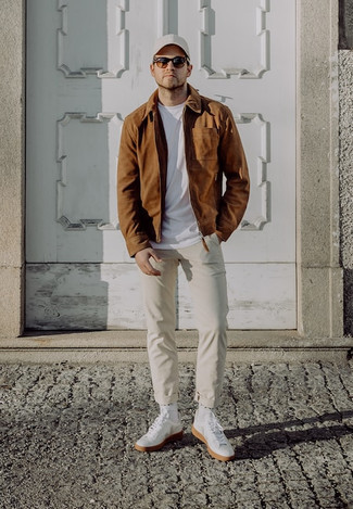 Wie beige Chinohose mit weißer Segeltuch niedriger Sneakers zu kombinieren – 576+ Herren Outfits