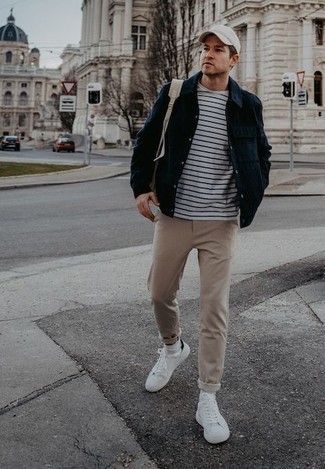 Wie beige Chinohose mit weißer Segeltuch niedriger Sneakers zu kombinieren – 576+ Herren Outfits