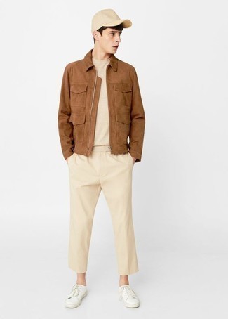 Wie beige Chinohose mit weißer Segeltuch niedriger Sneakers zu kombinieren – 576+ Herren Outfits