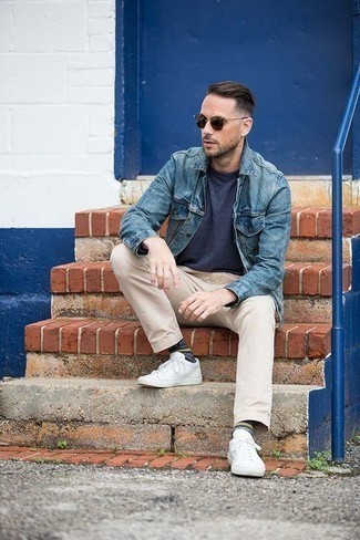 30 Jährige: Wie beige Chinohose mit weißer Segeltuch niedriger Sneakers zu kombinieren – 339 Herren Outfits