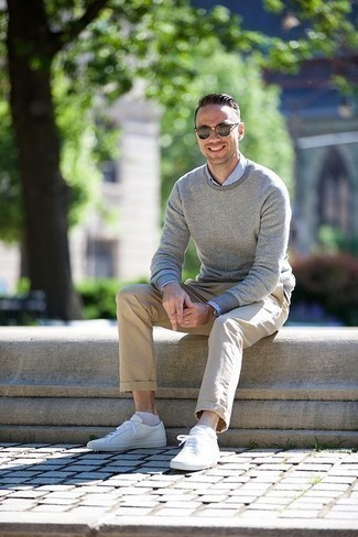 30 Jährige: Wie beige Chinohose mit weißer Segeltuch niedriger Sneakers zu kombinieren – 339 Herren Outfits
