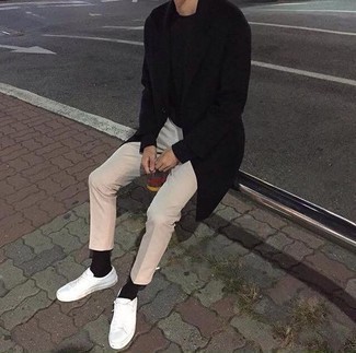 30 Jährige: Wie beige Chinohose mit weißer Segeltuch niedriger Sneakers zu kombinieren – 339 Herren Outfits