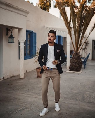 Wie beige Chinohose mit weißer Segeltuch niedriger Sneakers zu kombinieren – 576+ Herren Outfits