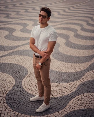 Wie beige Chinohose mit weißer Segeltuch niedriger Sneakers zu kombinieren – 576+ Herren Outfits