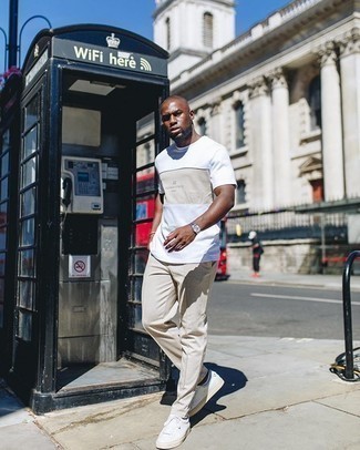 Wie beige Chinohose mit weißer Segeltuch niedriger Sneakers zu kombinieren – 576+ Herren Outfits