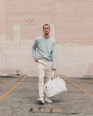 Wie beige Chinohose mit weißer Segeltuch niedriger Sneakers zu kombinieren – 576+ Herren Outfits