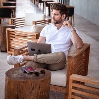 Wie beige Chinohose mit weißer Segeltuch niedriger Sneakers zu kombinieren – 576+ Herren Outfits