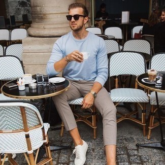 Wie beige Chinohose mit weißer Segeltuch niedriger Sneakers zu kombinieren – 576+ Herren Outfits