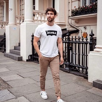 Wie beige Chinohose mit weißer Segeltuch niedriger Sneakers zu kombinieren – 576+ Herren Outfits