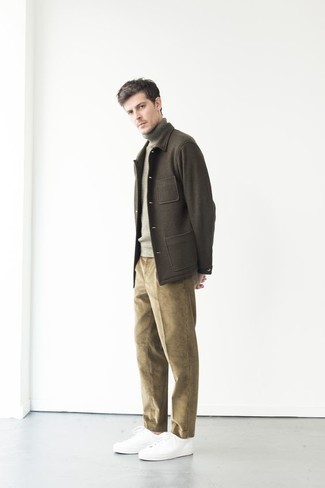 Wie beige Chinohose mit weißer Segeltuch niedriger Sneakers zu kombinieren – 576+ Herren Outfits