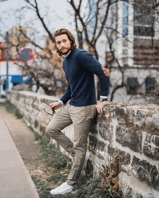 30 Jährige: Wie beige Chinohose mit weißer Segeltuch niedriger Sneakers zu kombinieren – 339 Herren Outfits