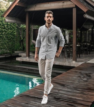 Wie beige Chinohose mit weißer Segeltuch niedriger Sneakers zu kombinieren – 576+ Herren Outfits