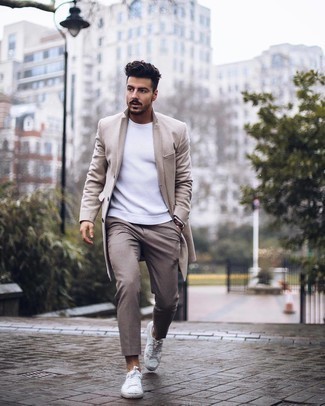 Wie beige Chinohose mit weißer Segeltuch niedriger Sneakers zu kombinieren – 576+ Herren Outfits