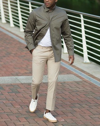 Wie beige Chinohose mit weißer Segeltuch niedriger Sneakers zu kombinieren – 576+ Herren Outfits