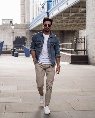 30 Jährige: Wie beige Chinohose mit weißer Segeltuch niedriger Sneakers zu kombinieren – 339 Herren Outfits