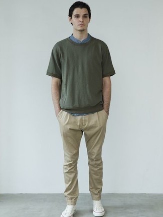 Wie beige Chinohose mit weißer Segeltuch niedriger Sneakers zu kombinieren – 576+ Herren Outfits