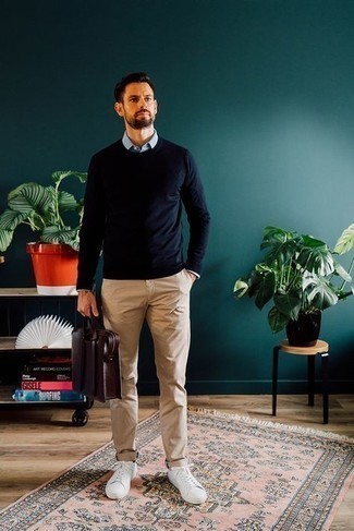 30 Jährige: Wie beige Chinohose mit weißer Segeltuch niedriger Sneakers zu kombinieren – 339 Herren Outfits