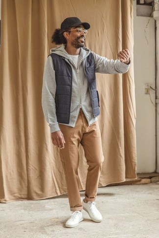30 Jährige: Wie beige Chinohose mit weißer Segeltuch niedriger Sneakers zu kombinieren – 29 Herbst Herren Outfits