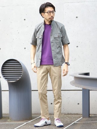 Wie beige Chinohose mit weißer Segeltuch niedriger Sneakers zu kombinieren – 576+ Herren Outfits