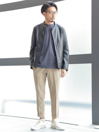 Wie beige Chinohose mit weißer Segeltuch niedriger Sneakers zu kombinieren – 576+ Herren Outfits