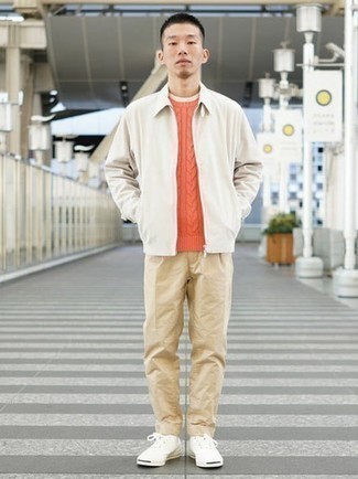 30 Jährige: Wie beige Chinohose mit weißer Segeltuch niedriger Sneakers zu kombinieren – 29 Herbst Herren Outfits