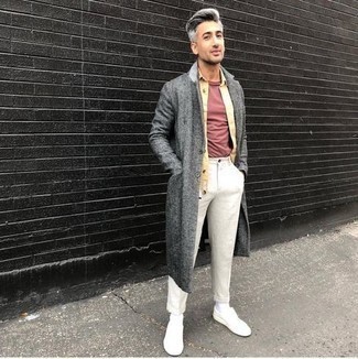 Wie beige Chinohose mit weißer Segeltuch niedriger Sneakers zu kombinieren – 576+ Herren Outfits