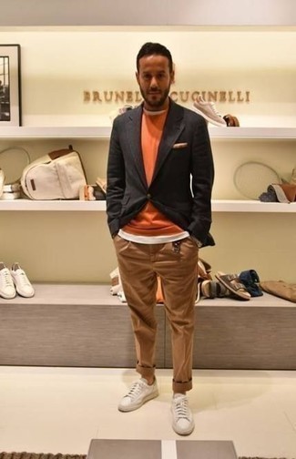 30 Jährige: Wie beige Chinohose mit weißer Segeltuch niedriger Sneakers zu kombinieren – 339 Herren Outfits