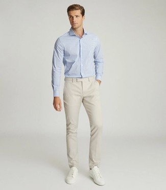 Wie beige Chinohose mit weißer Segeltuch niedriger Sneakers zu kombinieren – 576+ Herren Outfits