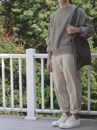 Wie beige Chinohose mit weißer Segeltuch niedriger Sneakers zu kombinieren – 576+ Herren Outfits
