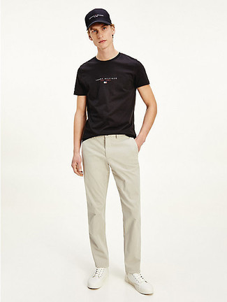 Wie beige Chinohose mit weißer Segeltuch niedriger Sneakers zu kombinieren – 576+ Herren Outfits