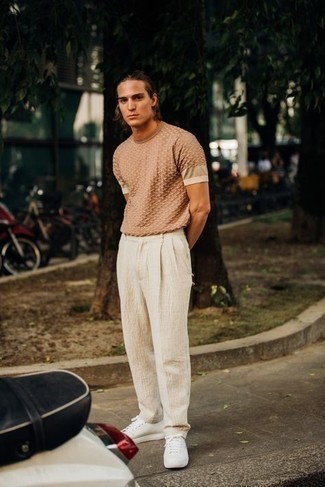 Wie beige Chinohose mit weißer Segeltuch niedriger Sneakers zu kombinieren – 576+ Herren Outfits